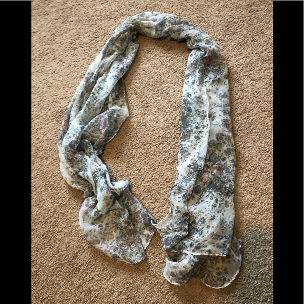 Tiny flower scarf